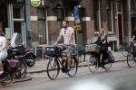 Amsterdam 28 augustus 2019
Candy Dulfer met vriend Rafael op terras en daarna op de fiets in Amsterdam.
