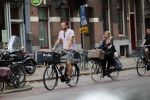 Amsterdam 28 augustus 2019
Candy Dulfer met vriend Rafael op terras en daarna op de fiets in Amsterdam.