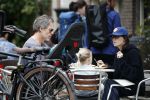 Amsterdam 3 augustus 2019
Carice v Houten met haar vriend Guy Pierce en hiun kindje.