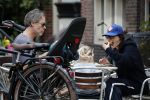 Amsterdam 3 augustus 2019
Carice v Houten met haar vriend Guy Pierce en hiun kindje.