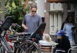 Amsterdam 3 augustus 2019
Carice v Houten met haar vriend Guy Pierce en hiun kindje.
