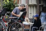 Amsterdam 3 augustus 2019
Carice v Houten met haar vriend Guy Pierce en hiun kindje.