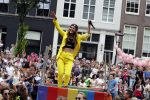 Amsterdam 3 augustus 2019
Gaypride in de grachten van Amsterdam.
zangeres op boot