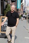 Amsterdam 21 augustus 2019
Gordon net terug uit afkickkliniek arriveert bij zijn zaak en huis in Amsterdam zuid.
Gordon is ook ruim 8 kg afgevallen.