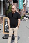 Amsterdam 21 augustus 2019
Gordon net terug uit afkickkliniek arriveert bij zijn zaak en huis in Amsterdam zuid.
Gordon is ook ruim 8 kg afgevallen.