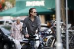 Amsterdam 28 augustus 2019
Hans Teeuwen doet op de fiets boodschappen in Amsterdam zuid.