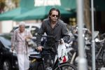 Amsterdam 28 augustus 2019
Hans Teeuwen doet op de fiets boodschappen in Amsterdam zuid.