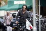 Amsterdam 28 augustus 2019
Hans Teeuwen doet op de fiets boodschappen in Amsterdam zuid.