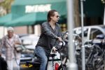 Amsterdam 28 augustus 2019
Hans Teeuwen doet op de fiets boodschappen in Amsterdam zuid.
