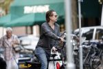 Amsterdam 28 augustus 2019
Hans Teeuwen doet op de fiets boodschappen in Amsterdam zuid.