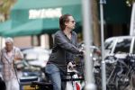 Amsterdam 28 augustus 2019
Hans Teeuwen doet op de fiets boodschappen in Amsterdam zuid.