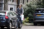 Amsterdam 28 augustus 2019
Hans Teeuwen doet op de fiets boodschappen in Amsterdam zuid.