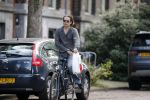 Amsterdam 28 augustus 2019
Hans Teeuwen doet op de fiets boodschappen in Amsterdam zuid.