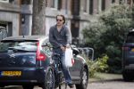 Amsterdam 28 augustus 2019
Hans Teeuwen doet op de fiets boodschappen in Amsterdam zuid.