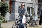 Amsterdam 28 augustus 2019
Hans Teeuwen doet op de fiets boodschappen in Amsterdam zuid.