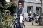 Amsterdam 28 augustus 2019
Hans Teeuwen doet op de fiets boodschappen in Amsterdam zuid.