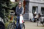 Amsterdam 28 augustus 2019
Hans Teeuwen doet op de fiets boodschappen in Amsterdam zuid.