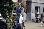 Amsterdam 28 augustus 2019
Hans Teeuwen doet op de fiets boodschappen in Amsterdam zuid.