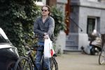 Amsterdam 28 augustus 2019
Hans Teeuwen doet op de fiets boodschappen in Amsterdam zuid.