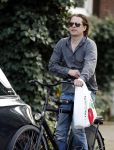Amsterdam 28 augustus 2019
Hans Teeuwen doet op de fiets boodschappen in Amsterdam zuid.