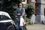 Amsterdam 28 augustus 2019
Hans Teeuwen doet op de fiets boodschappen in Amsterdam zuid.