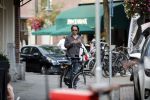Amsterdam 28 augustus 2019
Hans Teeuwen doet op de fiets boodschappen in Amsterdam zuid.