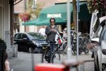 Amsterdam 28 augustus 2019
Hans Teeuwen doet op de fiets boodschappen in Amsterdam zuid.