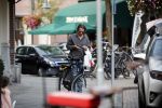 Amsterdam 28 augustus 2019
Hans Teeuwen doet op de fiets boodschappen in Amsterdam zuid.