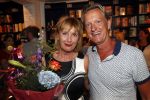 Amsterdam 21 augustus 2019
Boekpresentatie Inge Ipenburg. Tim Akkerman ontvangt het eerste exemplaar. inge en Bas Groenenberg