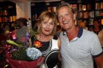 Amsterdam 21 augustus 2019
Boekpresentatie Inge Ipenburg. Tim Akkerman ontvangt het eerste exemplaar. inge en Bas Groenenberg