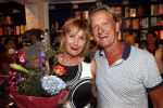Amsterdam 21 augustus 2019
Boekpresentatie Inge Ipenburg. Tim Akkerman ontvangt het eerste exemplaar. inge en Bas Groenenberg