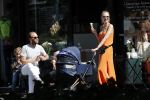 Amsterdam 23 augustus 2019
Kimberley Klaver met haar vriend Michel van den Bergh en zijn kinderen . Ze hebben net ook samen een kindje gekregen.