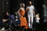 Amsterdam 23 augustus 2019
Kimberley Klaver met haar vriend Michel van den Bergh en zijn kinderen . Ze hebben net ook samen een kindje gekregen.