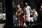 Amsterdam 23 augustus 2019
Kimberley Klaver met haar vriend Michel van den Bergh en zijn kinderen . Ze hebben net ook samen een kindje gekregen.