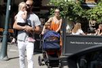Amsterdam 23 augustus 2019
Kimberley Klaver met haar vriend Michel van den Bergh en zijn kinderen . Ze hebben net ook samen een kindje gekregen.