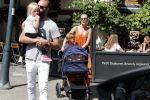 Amsterdam 23 augustus 2019
Kimberley Klaver met haar vriend Michel van den Bergh en zijn kinderen . Ze hebben net ook samen een kindje gekregen.