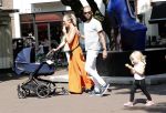 Amsterdam 23 augustus 2019
Kimberley Klaver met haar vriend Michel van den Bergh en zijn kinderen . Ze hebben net ook samen een kindje gekregen.