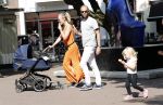 Amsterdam 23 augustus 2019
Kimberley Klaver met haar vriend Michel van den Bergh en zijn kinderen . Ze hebben net ook samen een kindje gekregen.
