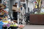 Amsterdam 31 augustus 2019
Oscar Hammerstein doet met zijn mercedes SL 600 cabrio boodschappen.