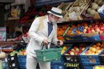 Amsterdam 31 augustus 2019
Oscar Hammerstein doet met zijn mercedes SL 600 cabrio boodschappen.