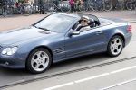 Amsterdam 31 augustus 2019
Oscar Hammerstein doet met zijn mercedes SL 600 cabrio boodschappen.