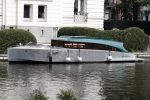 Amsterdam 28 augustus 2019
De nieuwe WATERDREAM boot van prins Bernhard Jr achter zijn huis.