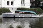 Amsterdam 28 augustus 2019
De nieuwe WATERDREAM boot van prins Bernhard Jr achter zijn huis.
