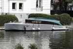 Amsterdam 28 augustus 2019
De nieuwe WATERDREAM boot van prins Bernhard Jr achter zijn huis.