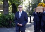 Den Haag 22 augustus 2019
Afscheidsdienst voor prinses Christina op paleis Noordeinde en de koninklijke stallen.
Aanwezig haar Kinderen Bernardo, Nicolas en Juliana alsmede prinses Beatrix prinses Irene prinses Margriet mr Pieter v Vollenhoven Koning Willem Alexander koningin Maxima prinses Mabel prins Constantijn Prinses laurentien en hun kinderen Leonore Claus Casimir Eloise   Prins Carlos  prinses Annemarie prinses Viktoria  Prins Jaime Prinses Carolina met man Albert Brenninkmeijer prinses Margarita met man Tjalling ten cate Prins floris en Prinses Aimee Prins Maurits en Prinses Marilene Prins Pieter Christiaan en Prins Bernhard jr. voorloper kist Christina
