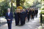 Den Haag 22 augustus 2019
Afscheidsdienst voor prinses Christina op paleis Noordeinde en de koninklijke stallen.
Aanwezig haar Kinderen Bernardo, Nicolas en Juliana alsmede prinses Beatrix prinses Irene prinses Margriet mr Pieter v Vollenhoven Koning Willem Alexander koningin Maxima prinses Mabel prins Constantijn Prinses laurentien en hun kinderen Leonore Claus Casimir Eloise   Prins Carlos  prinses Annemarie prinses Viktoria  Prins Jaime Prinses Carolina met man Albert Brenninkmeijer prinses Margarita met man Tjalling ten cate Prins floris en Prinses Aimee Prins Maurits en Prinses Marilene Prins Pieter Christiaan en Prins Bernhard jr.