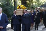 Den Haag 22 augustus 2019
Afscheidsdienst voor prinses Christina op paleis Noordeinde en de koninklijke stallen.
Aanwezig haar Kinderen Bernardo, Nicolas en Juliana alsmede prinses Beatrix prinses Irene prinses Margriet mr Pieter v Vollenhoven Koning Willem Alexander koningin Maxima prinses Mabel prins Constantijn Prinses laurentien en hun kinderen Leonore Claus Casimir Eloise   Prins Carlos  prinses Annemarie prinses Viktoria  Prins Jaime Prinses Carolina met man Albert Brenninkmeijer prinses Margarita met man Tjalling ten cate Prins floris en Prinses Aimee Prins Maurits en Prinses Marilene Prins Pieter Christiaan en Prins Bernhard jr.