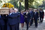 Den Haag 22 augustus 2019
Afscheidsdienst voor prinses Christina op paleis Noordeinde en de koninklijke stallen.
Aanwezig haar Kinderen Bernardo, Nicolas en Juliana alsmede prinses Beatrix prinses Irene prinses Margriet mr Pieter v Vollenhoven Koning Willem Alexander koningin Maxima prinses Mabel prins Constantijn Prinses laurentien en hun kinderen Leonore Claus Casimir Eloise   Prins Carlos  prinses Annemarie prinses Viktoria  Prins Jaime Prinses Carolina met man Albert Brenninkmeijer prinses Margarita met man Tjalling ten cate Prins floris en Prinses Aimee Prins Maurits en Prinses Marilene Prins Pieter Christiaan en Prins Bernhard jr.