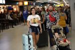 Schiphol 2 augustus 2019
Roxeanne Hazes op schiphol met partner Erik Zwennes en hun zoon Fender