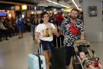 Schiphol 2 augustus 2019
Roxeanne Hazes op schiphol met partner Erik Zwennes en hun zoon Fender